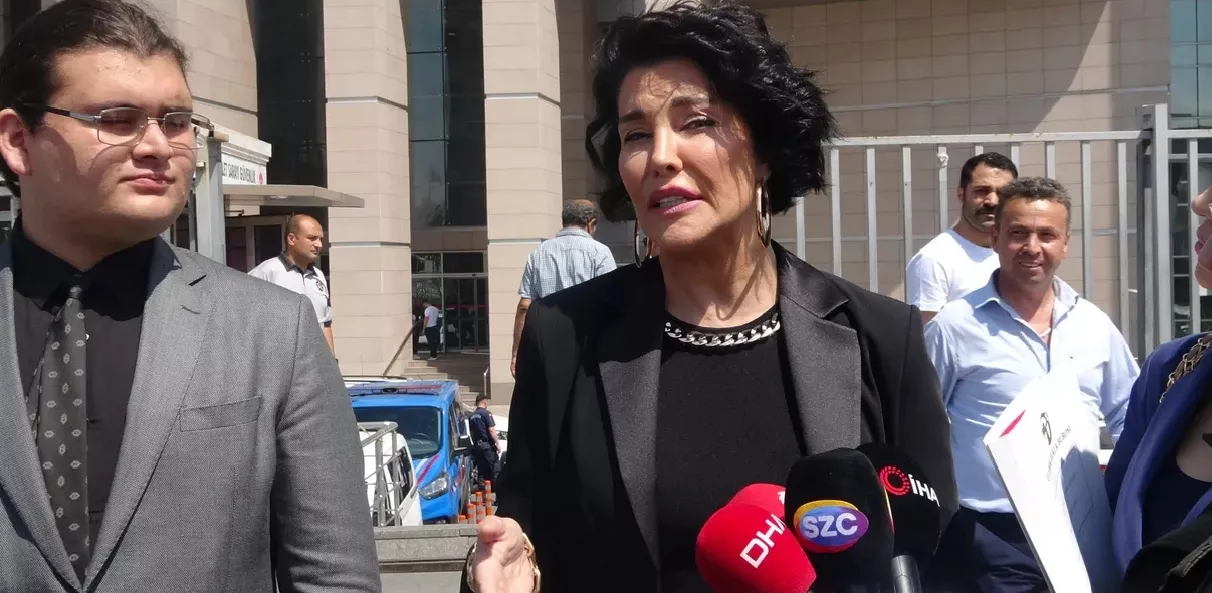 Eski manken Deniz Akkaya, sosyal medya üzerinden kızına ilişkin vesayet