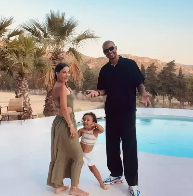 Survivor yarışmasıyla tanınan Efecan Dianzenza’nın, eski yarışma arkadaşı Yağmur Banda
