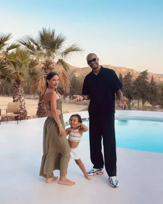 Survivor yarışmasıyla tanınan Efecan Dianzenza’nın, eski yarışma arkadaşı Yağmur Banda