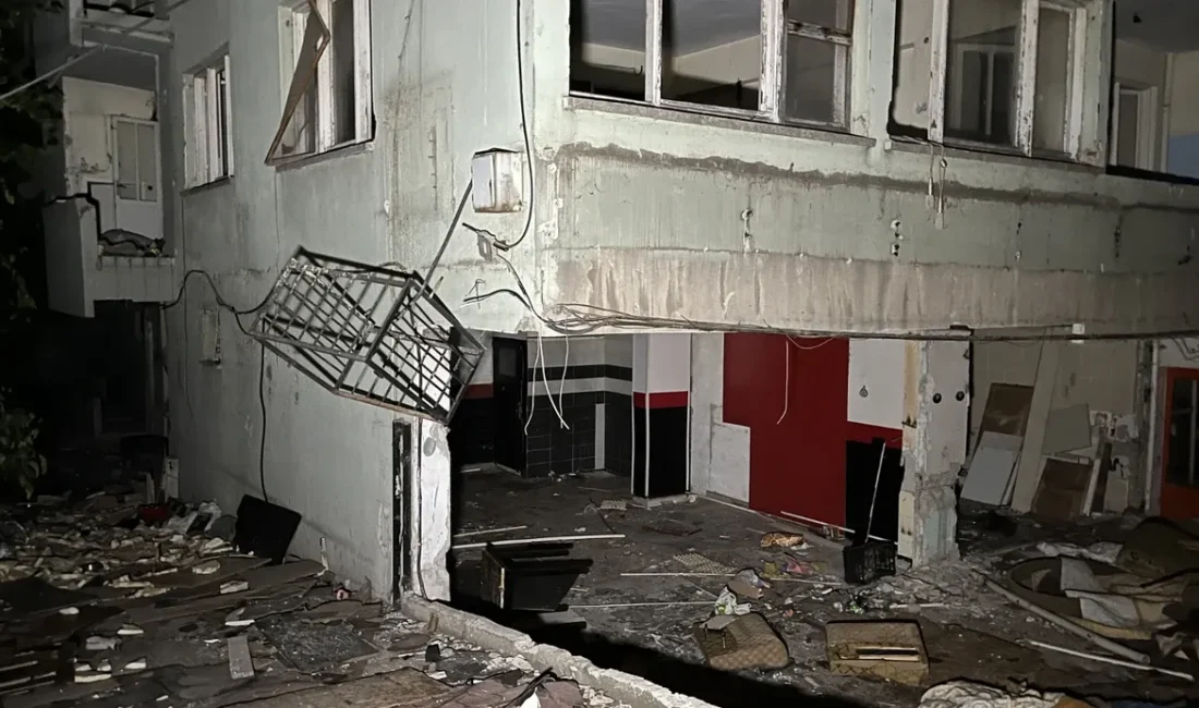 İzmir Bornova’da kentsel dönüşüm nedeniyle boşaltılan metruk bir binada, poşetler