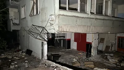 İzmir Bornova’da kentsel dönüşüm nedeniyle boşaltılan metruk bir binada, poşetler