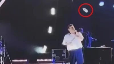 Ünlü şarkıcı Murat Dalkılıç, Şanlıurfa konserinde sahneye atılan plastik şişeler