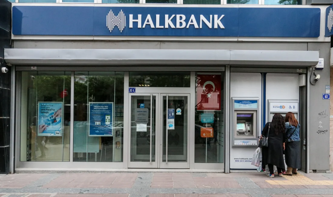 Halkbank, daha önce dijital katılım bankası kurma kararından vazgeçerek, geleneksel