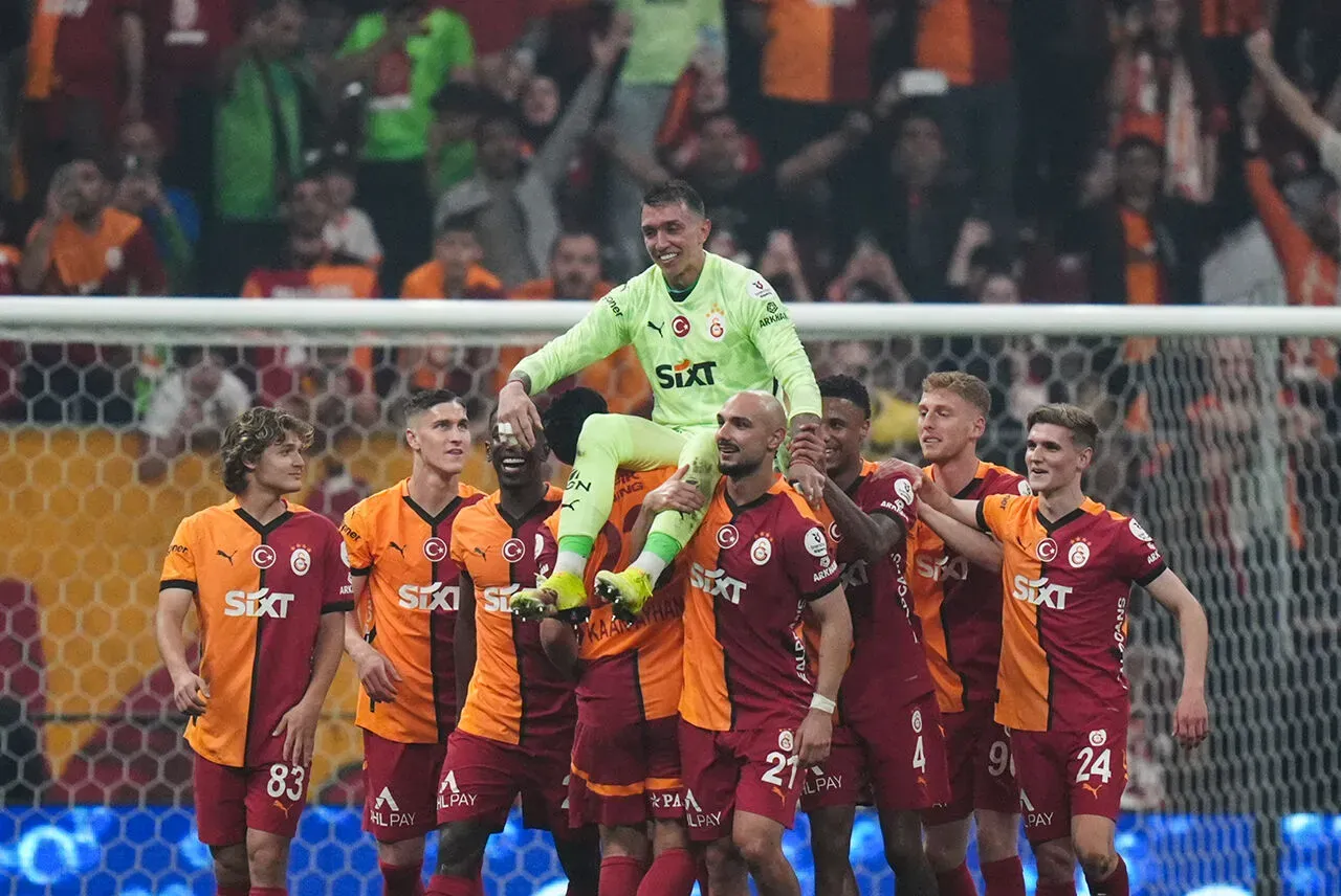 Fernando Muslera, 1986 yılında Uruguay’da doğan ve futbola küçük yaşta