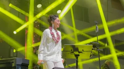 Isparta’da düzenlenen 2025 Uluslararası Gül Festivali kapsamında sevilen şarkıcı Öykü