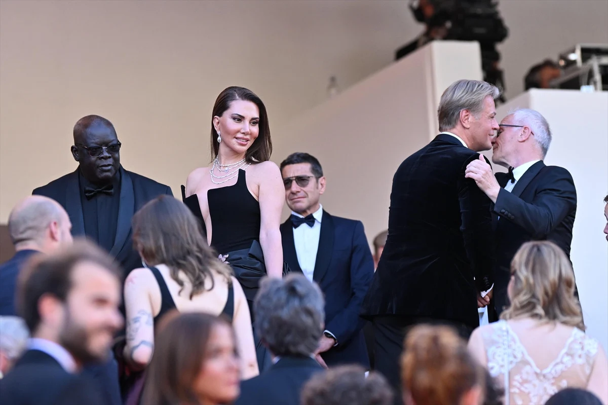 Ebru Yaşar’ın Cannes’daki Elbisesi Sosyal Medyayı İkiye Böldü: Gösteriş mi Cesaret mi?