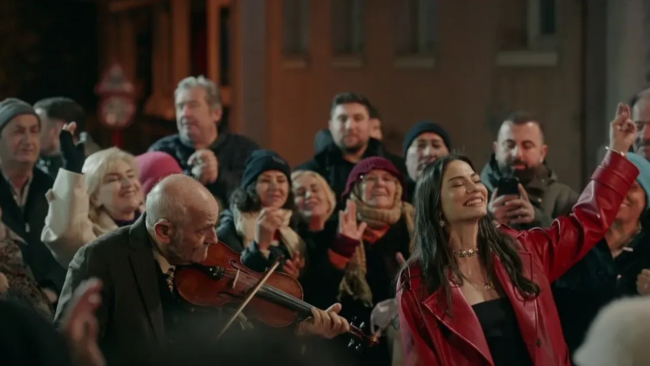 Eşref Rüya’da Demet Özdemir Fırtınası! Yeni Şarkısıyla Sosyal Medyayı Salladı