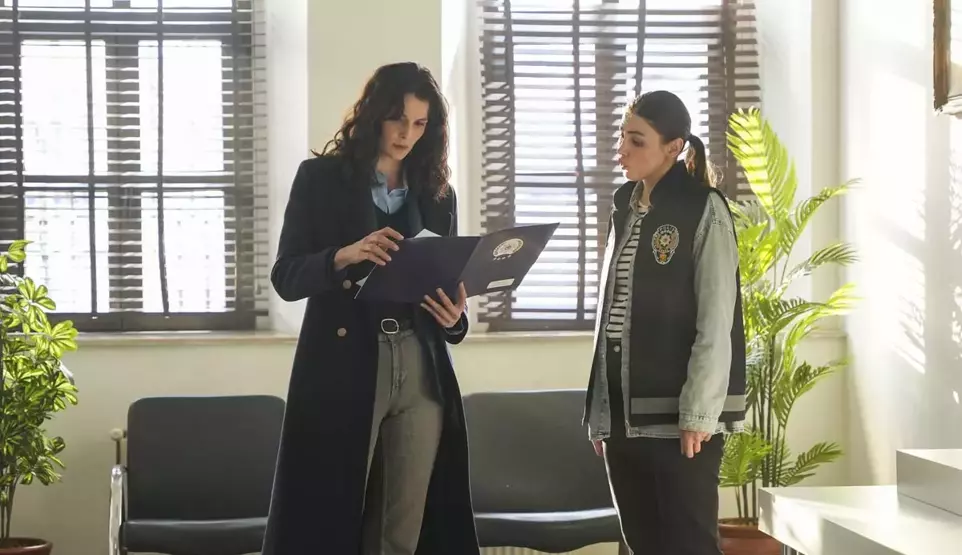 Eşref Rüya’da Fırtına Gibi Esti! Çiğdem Komiser Rolüyle Büşra Develi’ye Övgü Yağdı Eşref Rüya’da Fırtına Gibi Esti! Çiğdem Komiser Rolüyle Büşra Develi’ye Övgü Yağdı