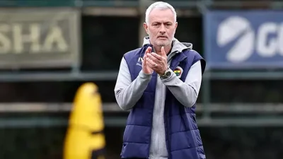 Fenerbahçe’de Jose Mourinho’nun geleceği belirsizliğini korurken, yerli futbolculardan rest geldi.