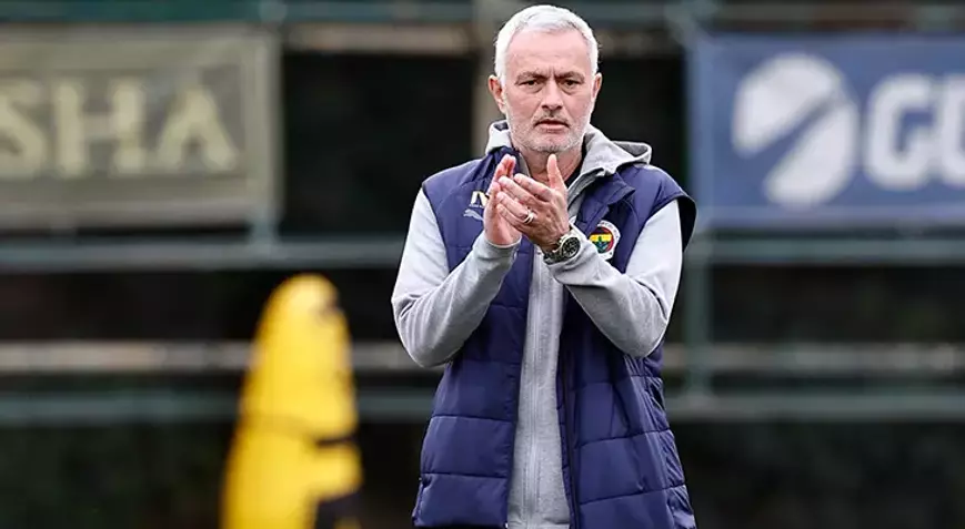 Fenerbahçe’de Jose Mourinho’nun geleceği belirsizliğini korurken, yerli futbolculardan rest geldi.