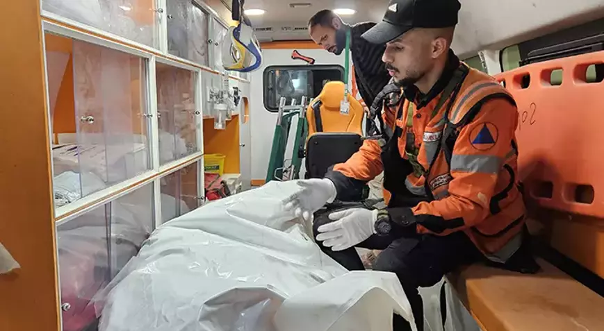 Gazze'nin Han Yunus kentindeki hastaneye gece boyunca düzenlenen hava saldırılarında