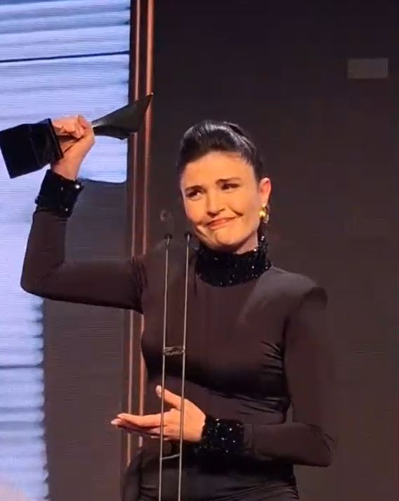 Gonca Vuslateri ödülünü Filistinli Şeyma’ya ithaf etti: “Boynumun borcu olsun”