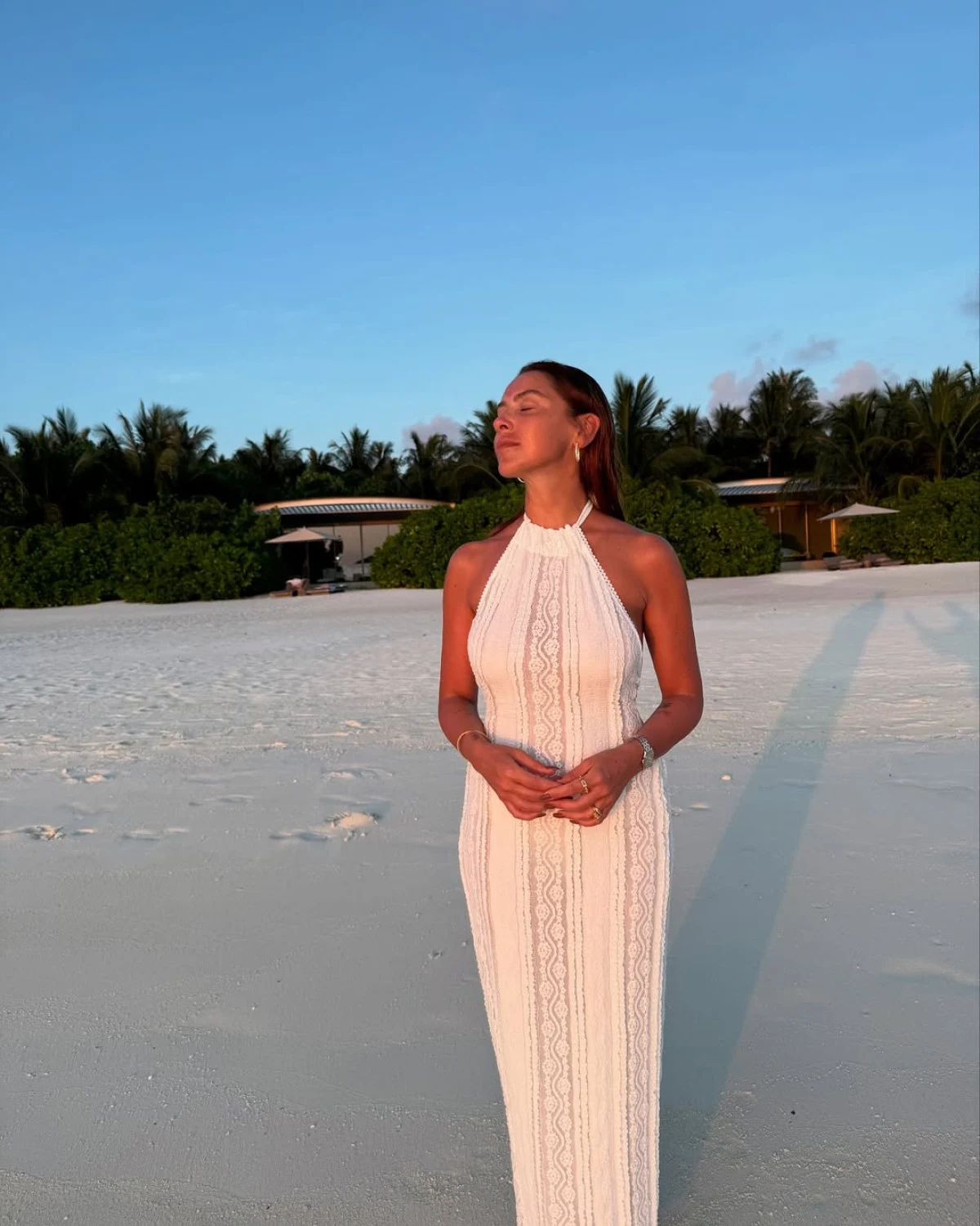 Hadise Maldivler’de Esti Geçti! Bikinili Pozları Instagram’ı Alev Alev Yaktı