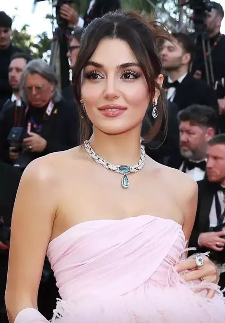 Hande Erçel Cannes’a Damga Vurdu! Ayrılık Dedikodularına Bakın Nasıl Yanıt Verdi