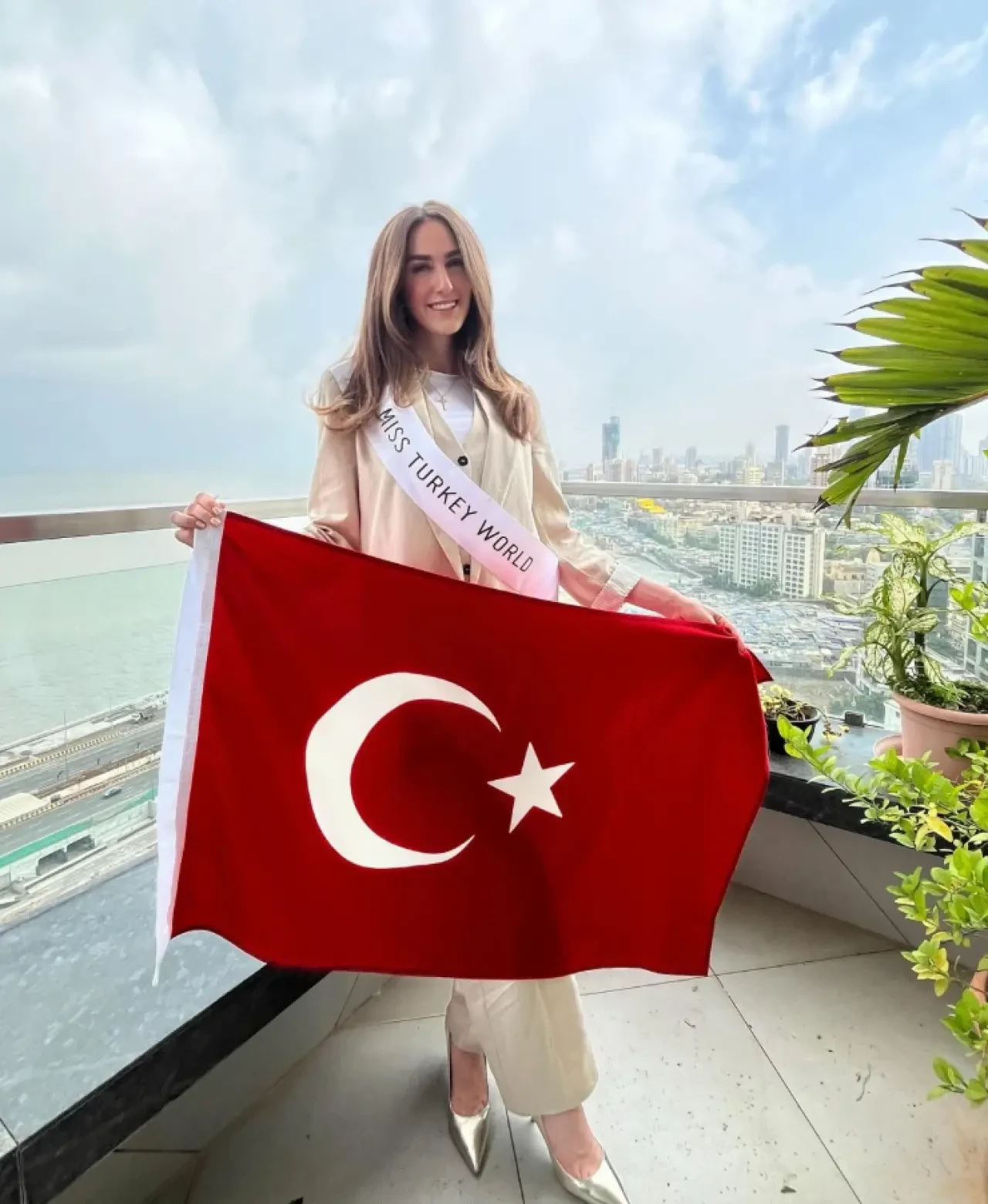 İdil Bilgen Miss World 2024 İçin Hindistan’a Gitti: “Türkiye’yi Temsil Etmekten Onur Duyuyorum”