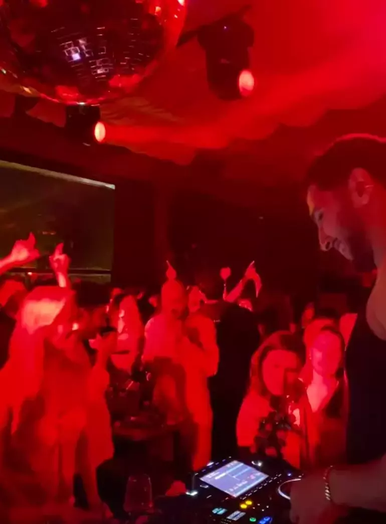 İrem Derici Sevgilisine Bakan Kadına Patladı: “Beni Delirtmeyin!”