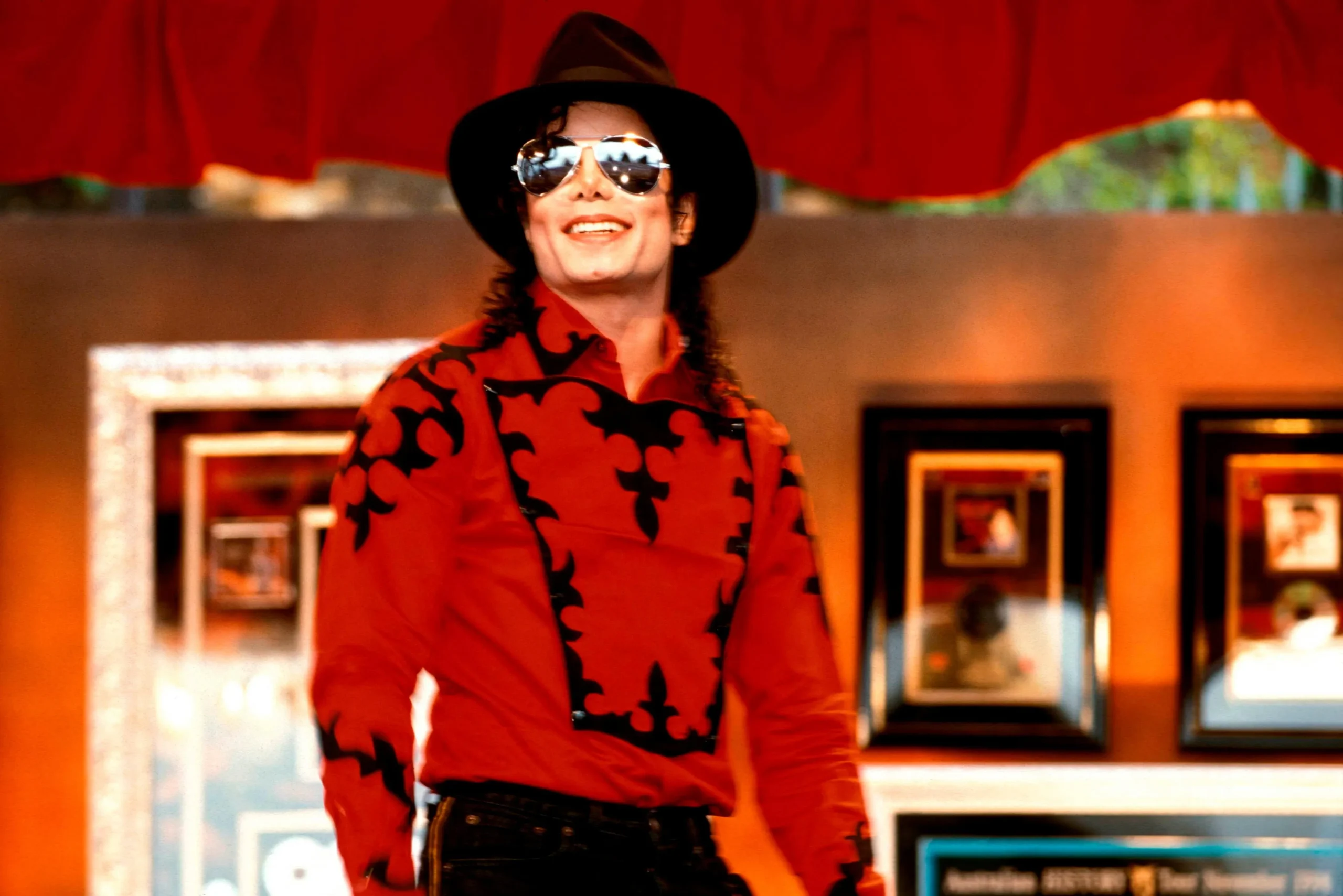 Michael Jackson filmi “Michael” yeniden ertelendi. Vizyon tarihi 2026’ya kaldı.