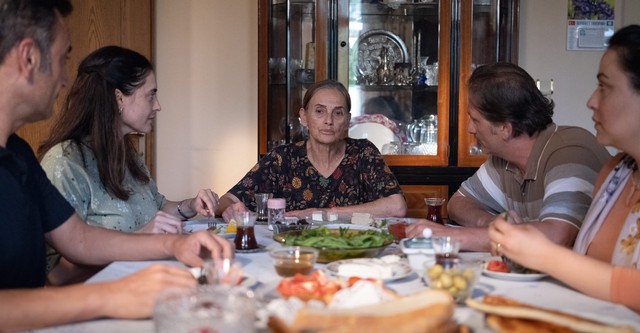 Sinemaseverlerin merakla beklediği, usta oyuncu Nur Sürer’in başrolünde yer aldığı