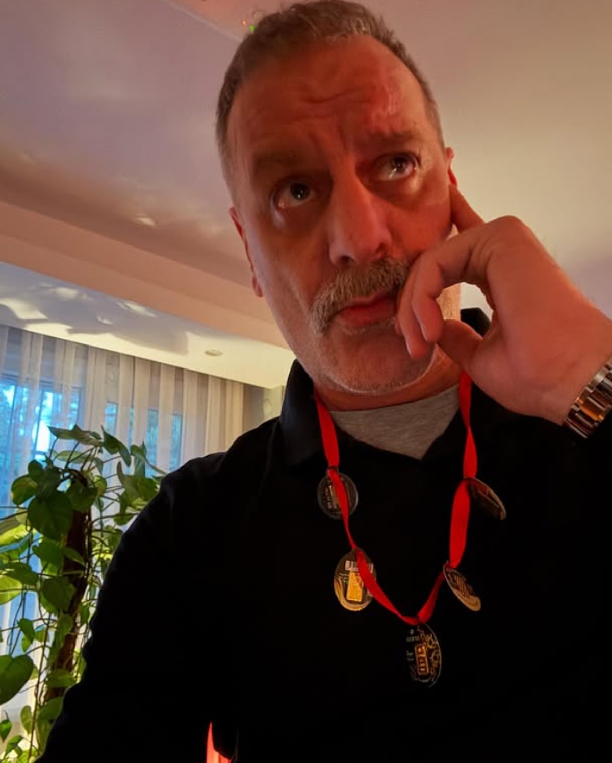 Ozan Güven 50. Yaşını Altınla Kutladı: “Her Yılıma 1 Gram!” Paylaşımı Viral Oldu