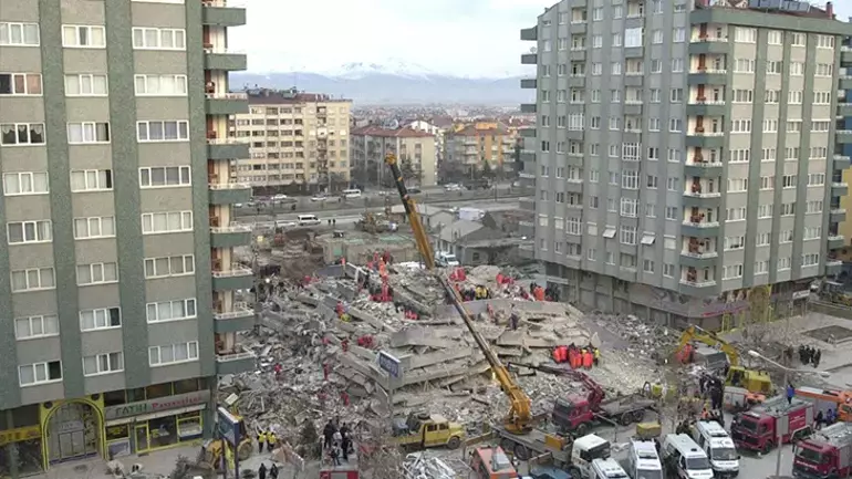 Sallanmaz Denilen Şehir Alarmda: Tuz Gölü Fayı mı Hareketleniyor? Üşümezsoy Konuştu