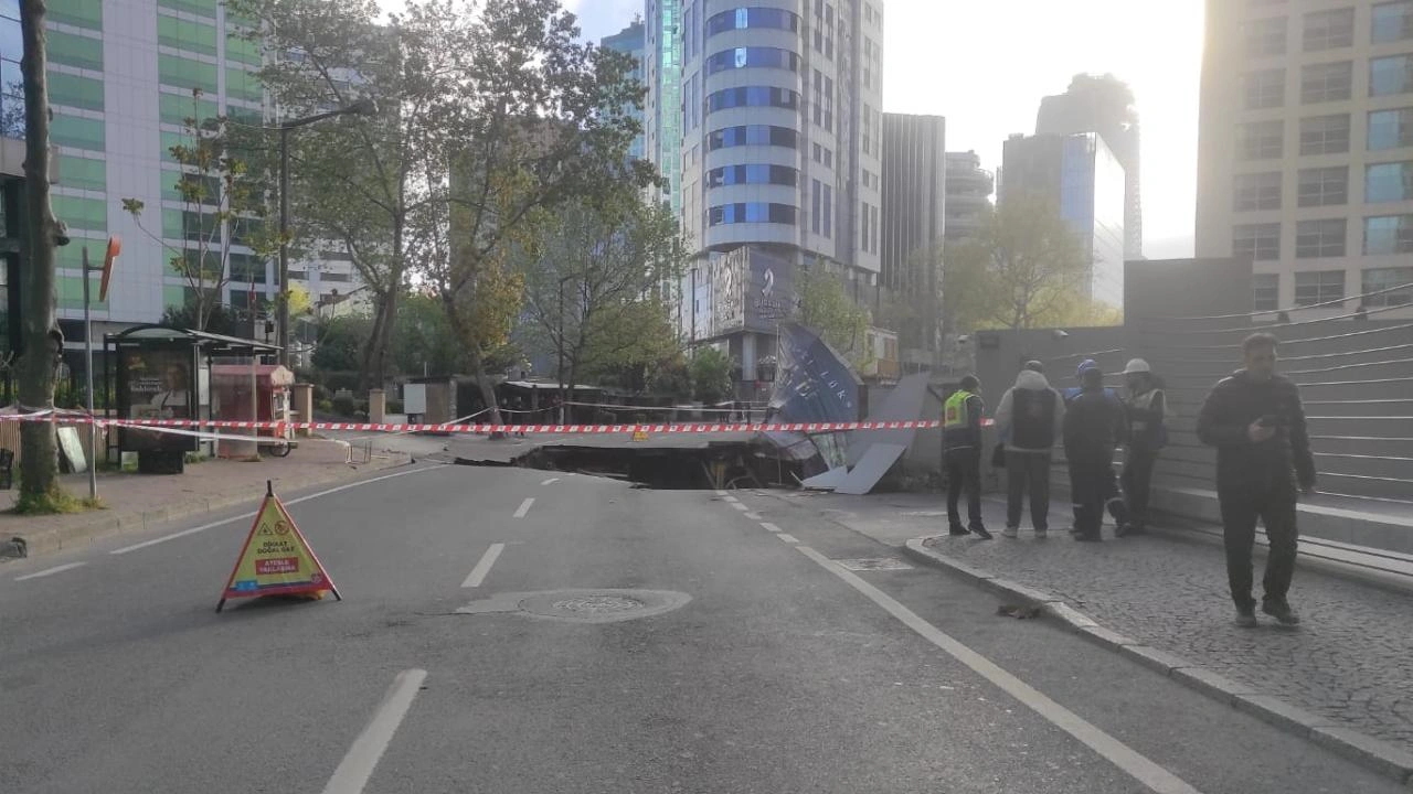 Sarıyer ‘de bir inşaat alanının önündeki Eski Büyükdere Caddesi’nde çökme