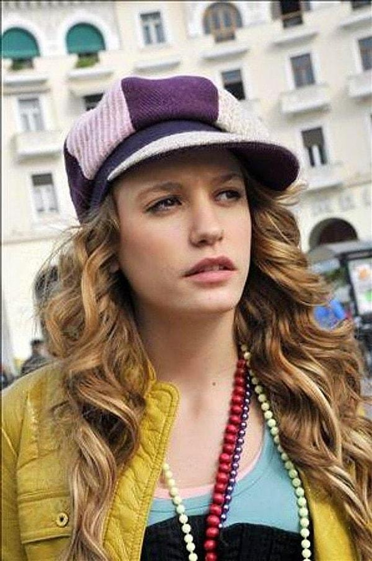 Serenay Sarıkaya Kimdir? Kaç Yaşında, Aslen Nereli? Hangi Dizi ve Filmlerde Yer Aldı?