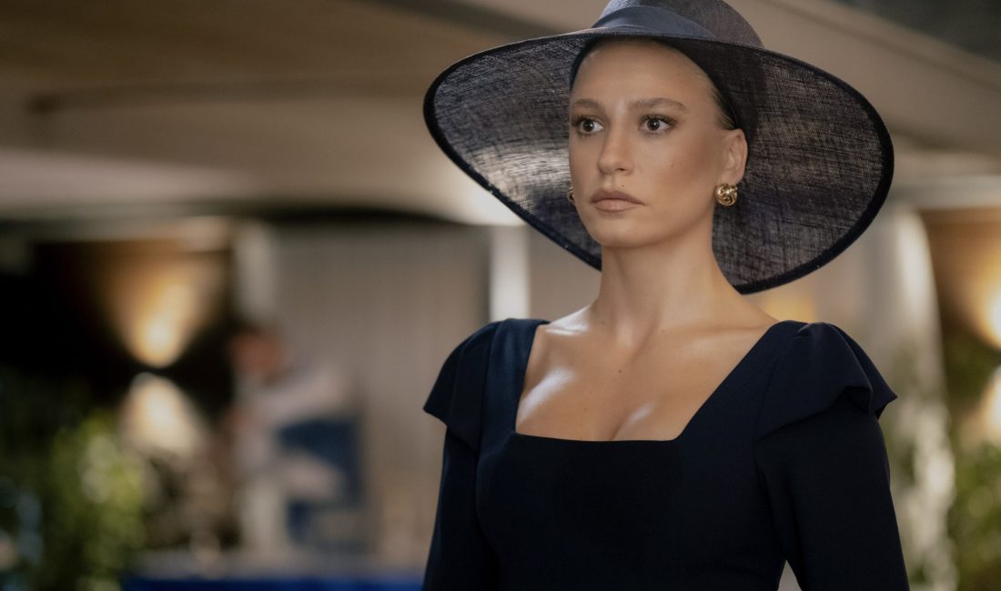 Serenay Sarıkaya, "Kimler Geldi Kimler Geçti" dizisiyle ekranları kasıp kavururken,