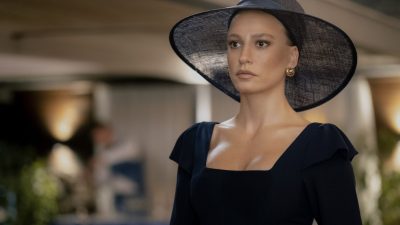 Serenay Sarıkaya, "Kimler Geldi Kimler Geçti" dizisiyle ekranları kasıp kavururken,