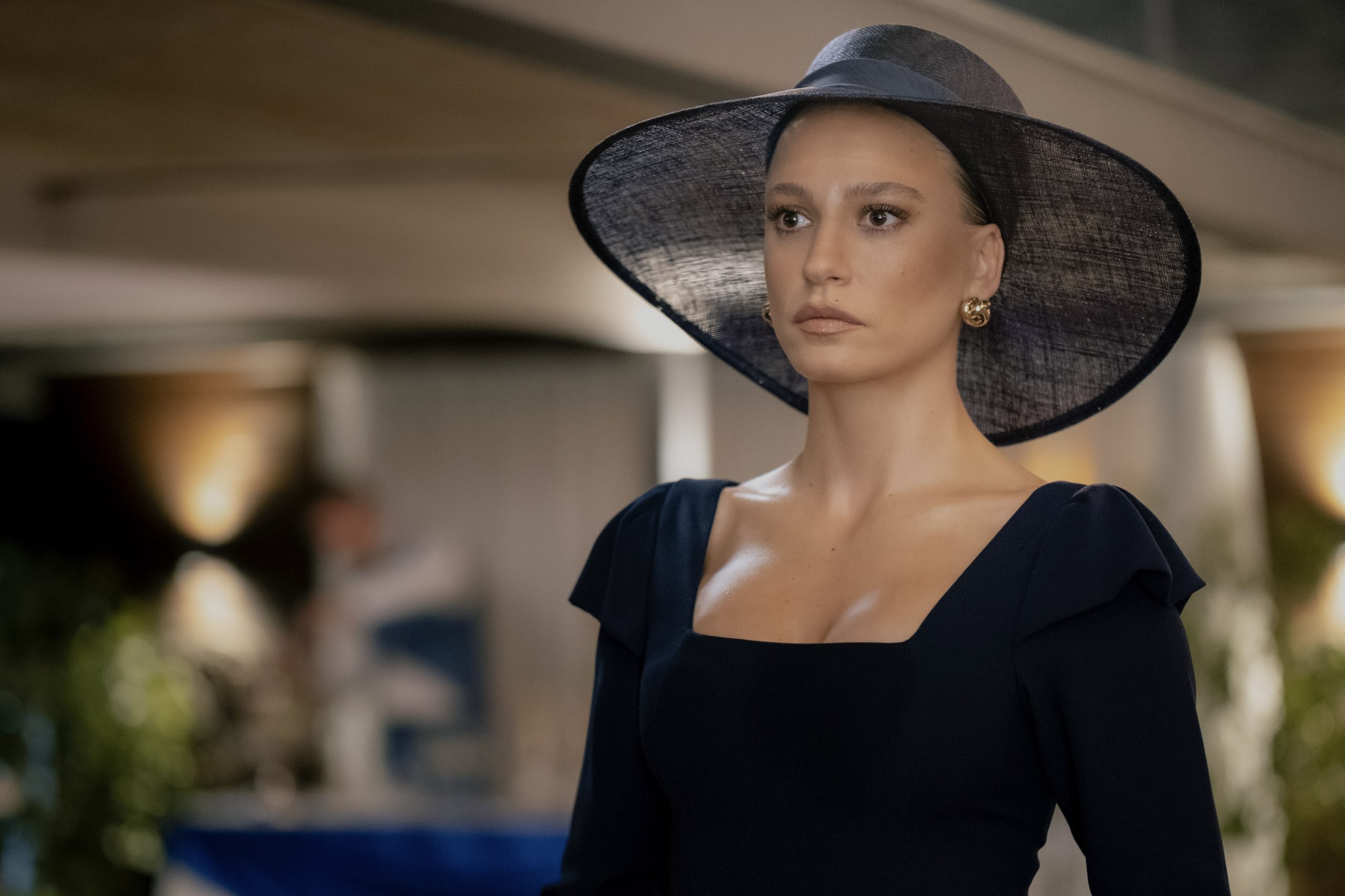 Serenay Sarıkaya, "Kimler Geldi Kimler Geçti" dizisiyle ekranları kasıp kavururken,