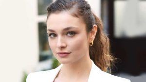 Müzik sahnesinden dizi setlerine uzanan çok yönlü kariyeriyle dikkat çeken