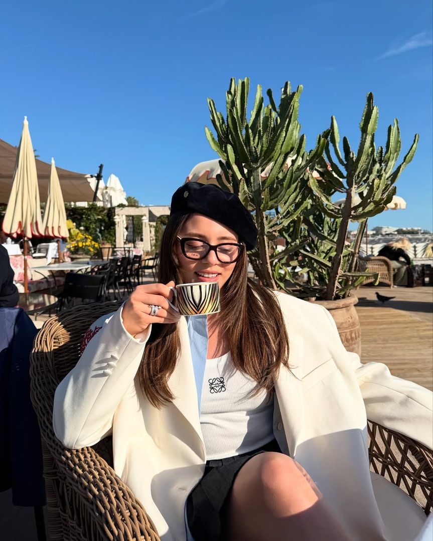 Sıla Türkoğlu Cannes’ı Yıktı Geçti: Kombini, Çorabı ve Aşkı Gündem Oldu!