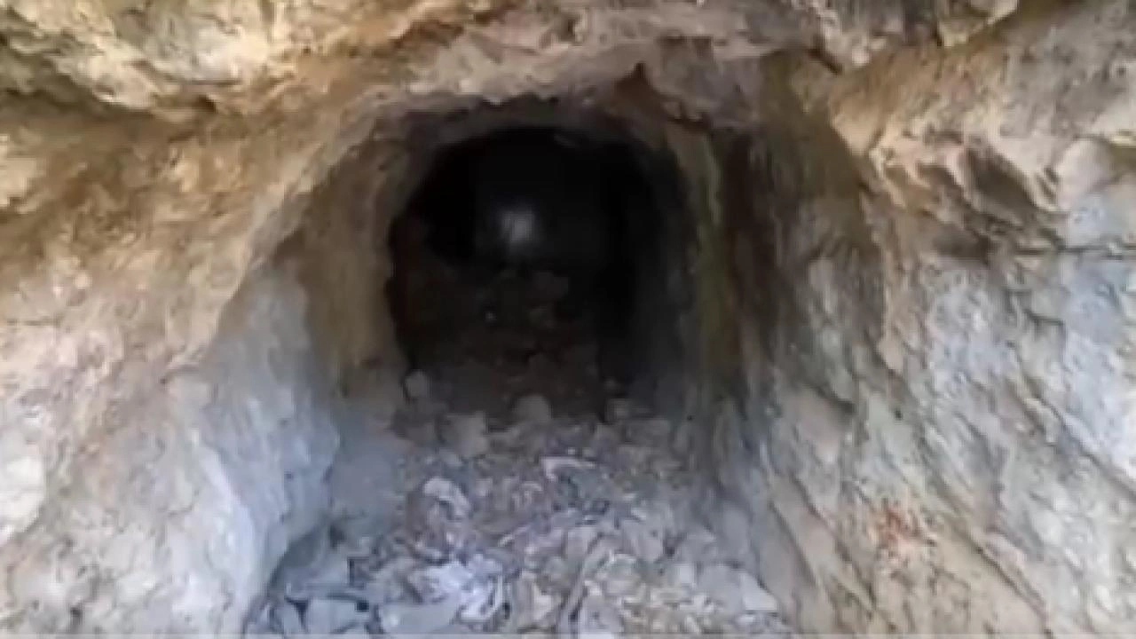 Irak’ın kuzeyindeki Pençe-Kilit Harekatı bölgesinde teröristler tarafından kullanılan bir mağara