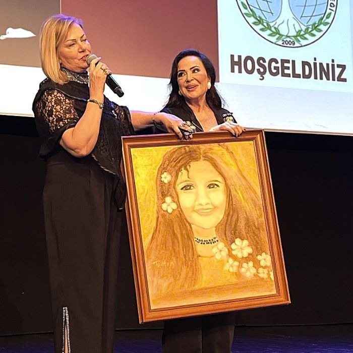 Türkan Şoray'dan Depremzede Kızlara Umut: İmzalı Kitabı Ve Yaptığı Tabloyu Bağışladı