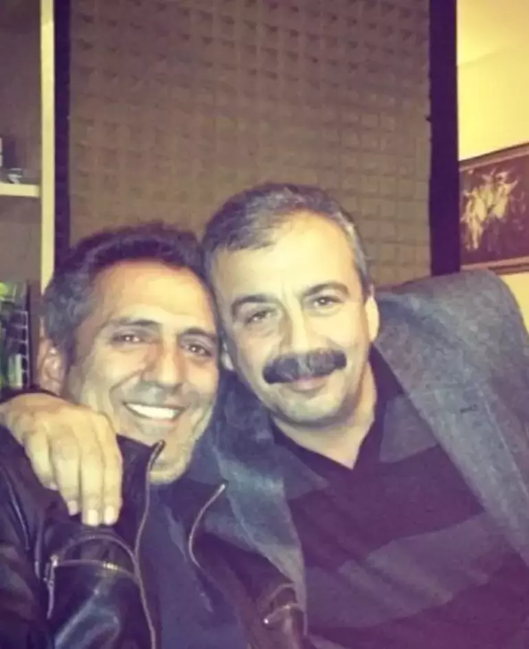 Yavuz Bingöl Sırrı Süreyya Önder’e Gözyaşlarıyla Veda Etti: “Rahat Uyu Baboş” Yavuz Bingöl Sırrı Süreyya Önder’e Gözyaşlarıyla Veda Etti: “Rahat Uyu Baboş”