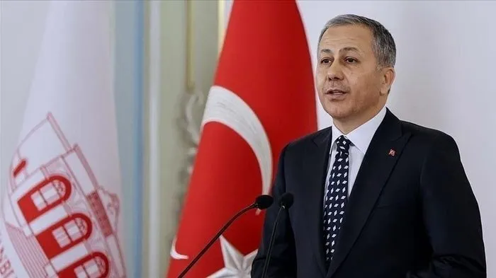 Kırmızı bültenle aranan 5 suçlu Türkiye’ye iade edildi. İçişleri Bakanı