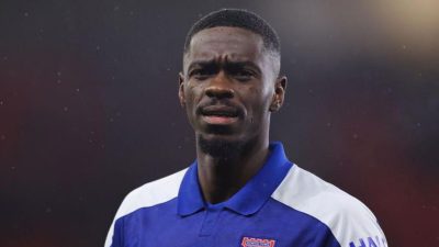 Trabzonspor, İngiltere’den Axel Tuanzebe’yi gündemine aldı. Bonservisi elinde olan savunmacının