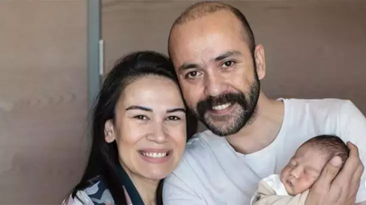Bereketoğlu Ömer Dizisinin Ferit’i Sarp Akkaya Kimdir? Aslen Nereli, Alevi mi, Evli mi, Çocuğu Var mı, Babası Kim, Ablası Kim, Hangi Dizi ve Filmlerde Rol Aldı?