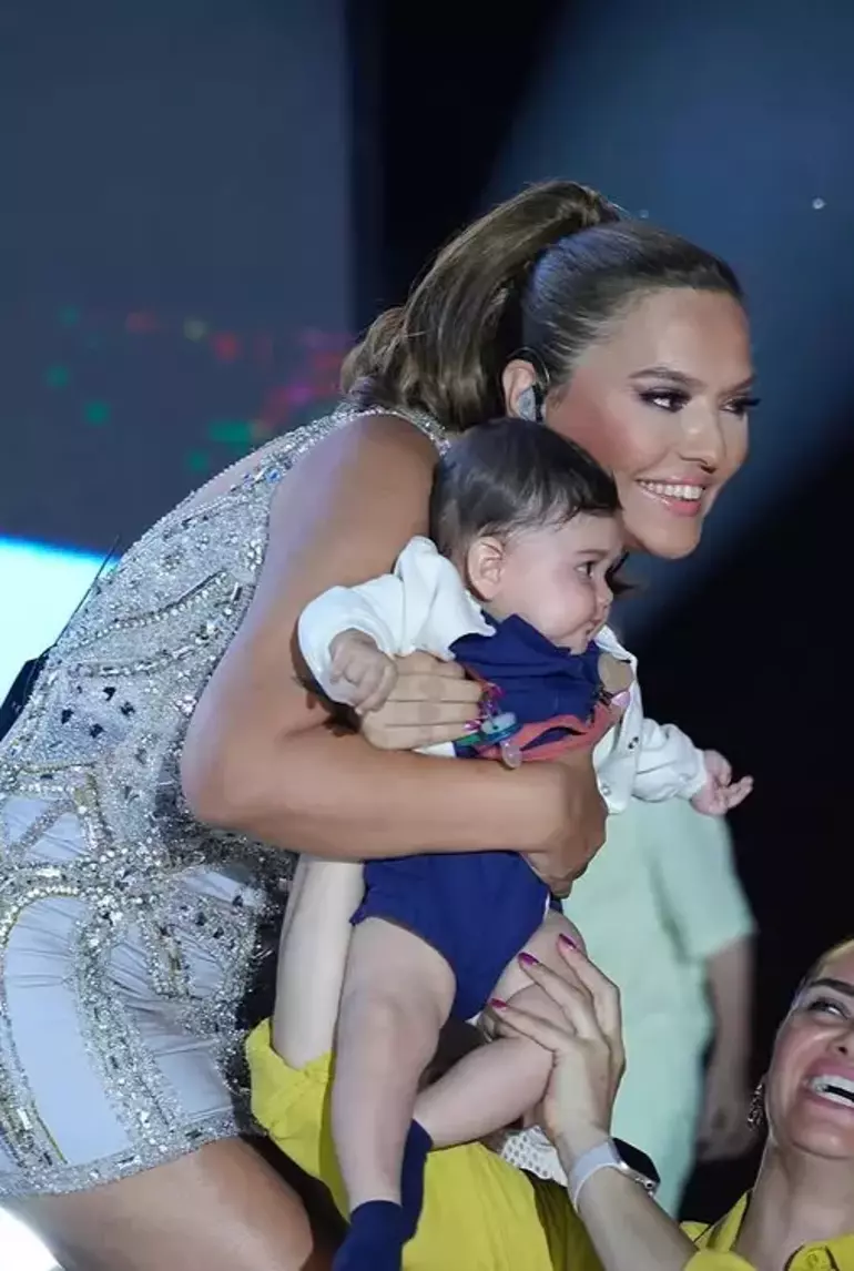 Demet Akalın’dan Sahne Açıklaması: “Acımdan Sarılamadım!”