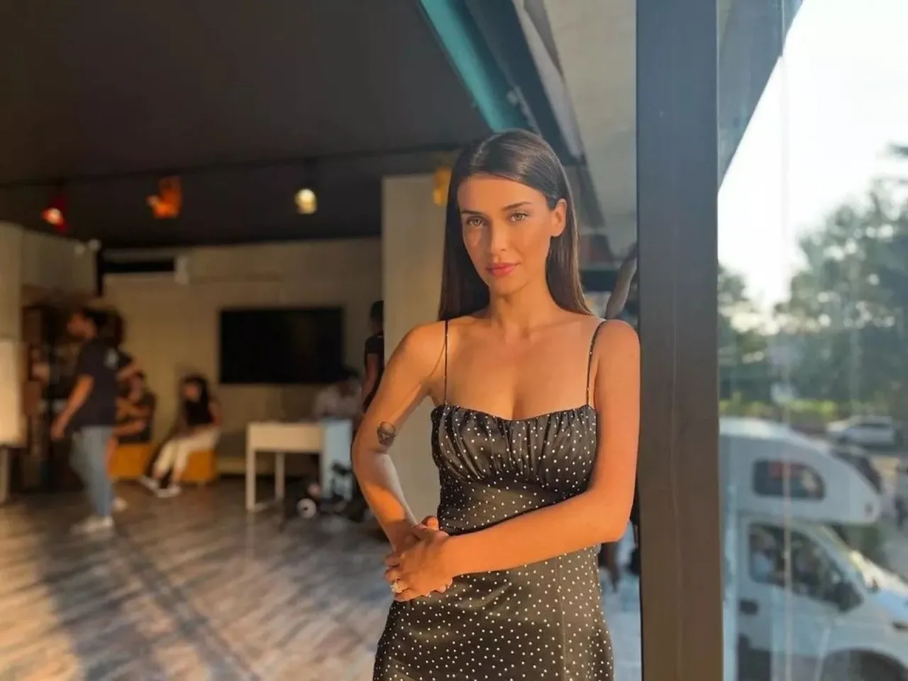 Devrim Özkan Kimdir? Çift Kişilik Oda’nın Nilüfer’i Devrim Özkan hangi dizilerde oynadı, kimin kızıdır, estetik var mı, hangi dine mensup?