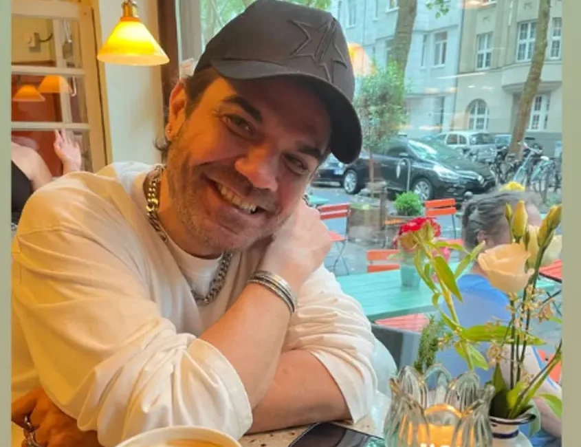 Ünlü oyuncu Beren Saat, 51 yaşına giren eşi Kenan Doğulu'nun