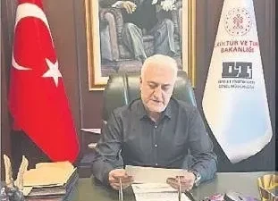 Diyarbakır Ergani’den üçüncü sınıf öğrencisi Sidra Topçuoğlu, okulundaki tiyatro salonunun