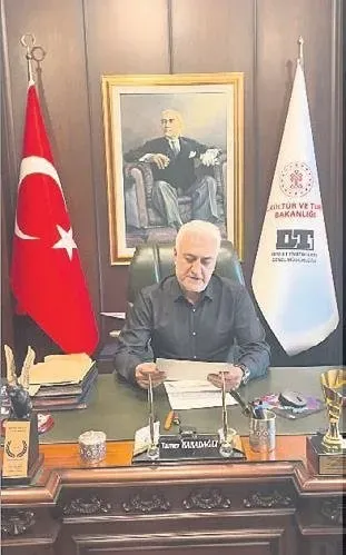 Diyarbakır Ergani’den üçüncü sınıf öğrencisi Sidra Topçuoğlu, okulundaki tiyatro salonunun