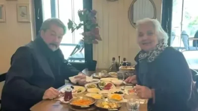 Ünlü şarkıcı Demet Akalın, Gölcük’te yaşayan kuzeni Hakan Kılıç’ın KOAH