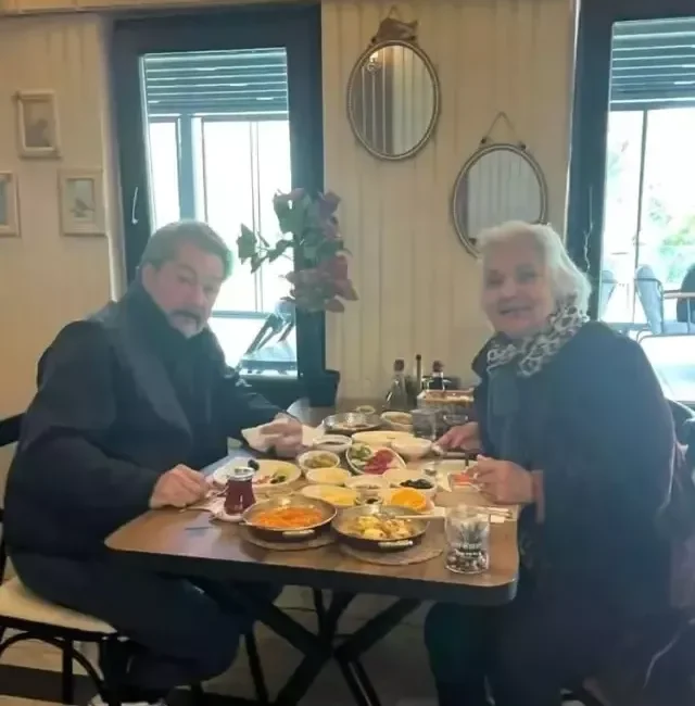 Ünlü şarkıcı Demet Akalın, Gölcük’te yaşayan kuzeni Hakan Kılıç’ın KOAH