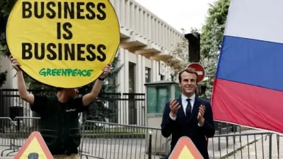 Paris’te Greenpeace üyeleri, çevre politikaları nedeniyle Macron’a tepki göstermek amacıyla