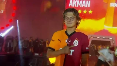 Galatasaray’ın genç futbolcusu Efe Akman, Süper Lig şampiyonluk kutlamalarında taraftarların