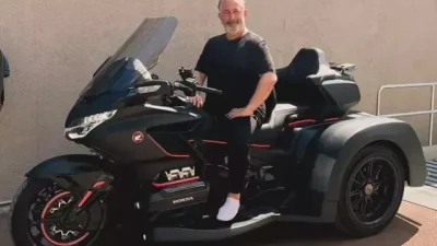 Ünlü komedyen Cem Yılmaz, sahne başarılarını kişisel zevkleriyle taçlandırmaya devam