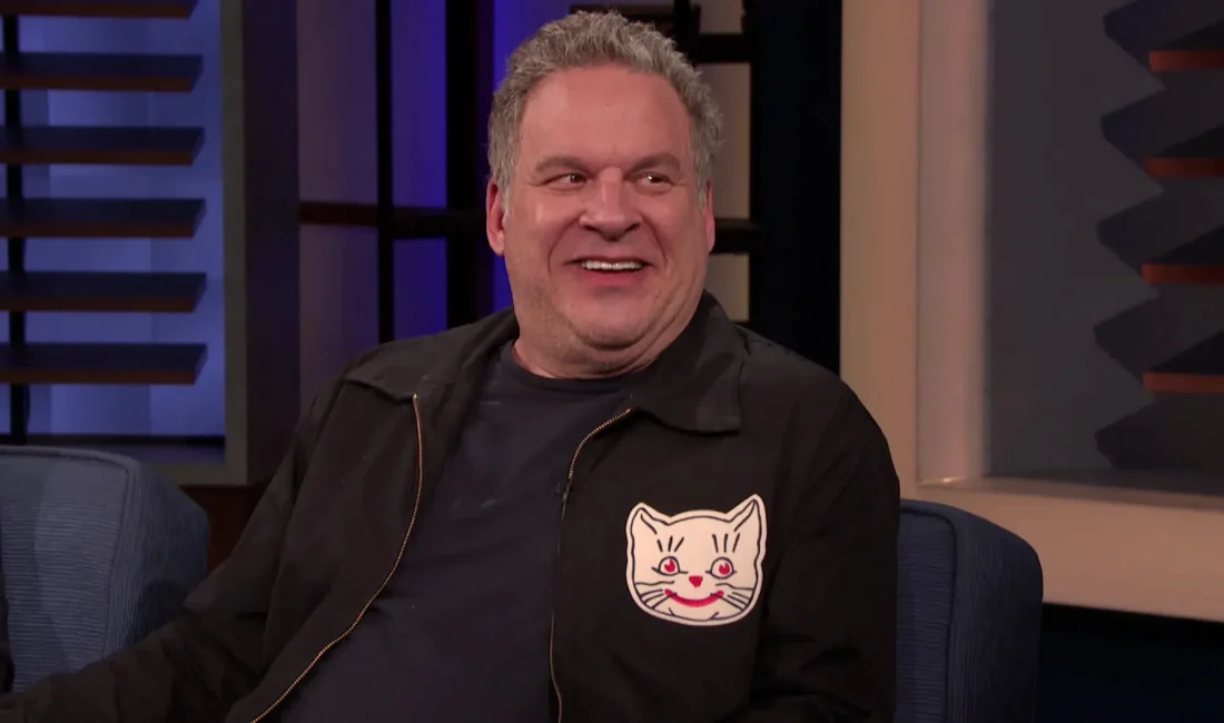 Ünlü komedyen Jeff Garlin, Kaliforniya’daki özel bir stand-up gösterisinde sahneye