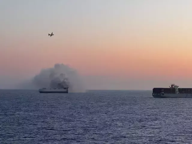 3 binden fazla otomobil taşıyan bir kargo gemisi Alaska açıklarında