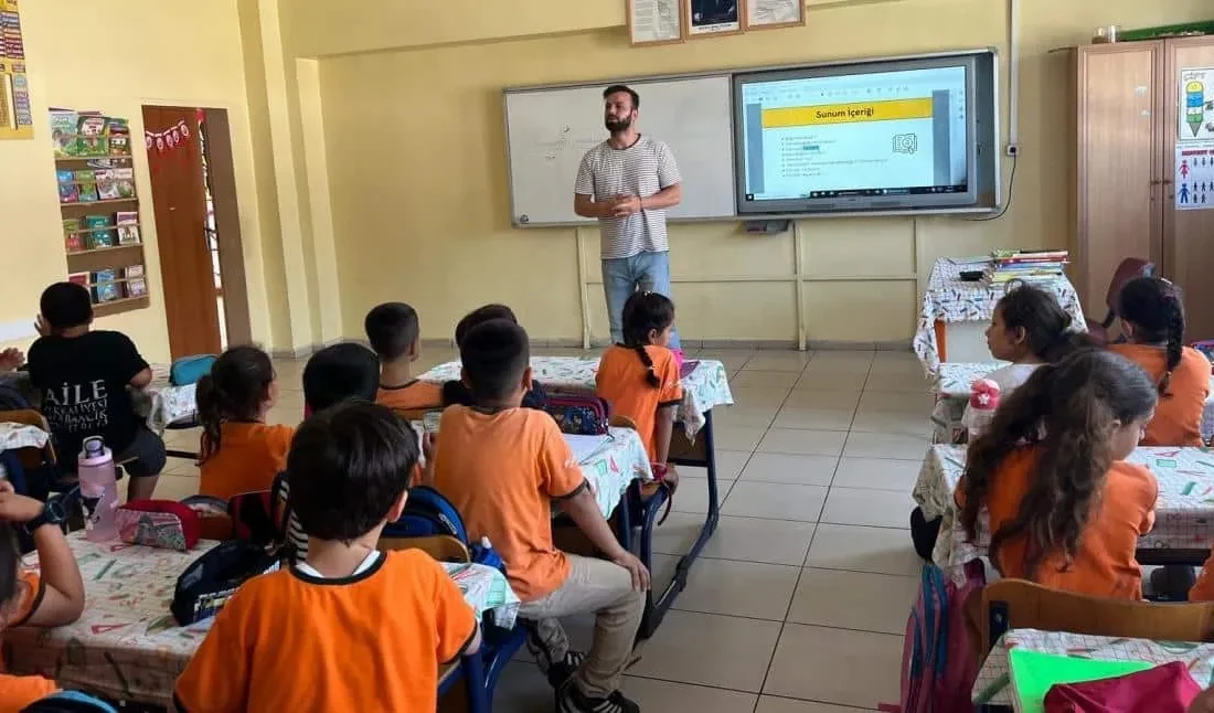 Adana’nın Ceyhan ilçesinde düzenlenen çevre seminerinde, öğrenciler iklim krizi ve